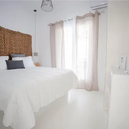 8 Keys Hotel apartamentowy Nausa